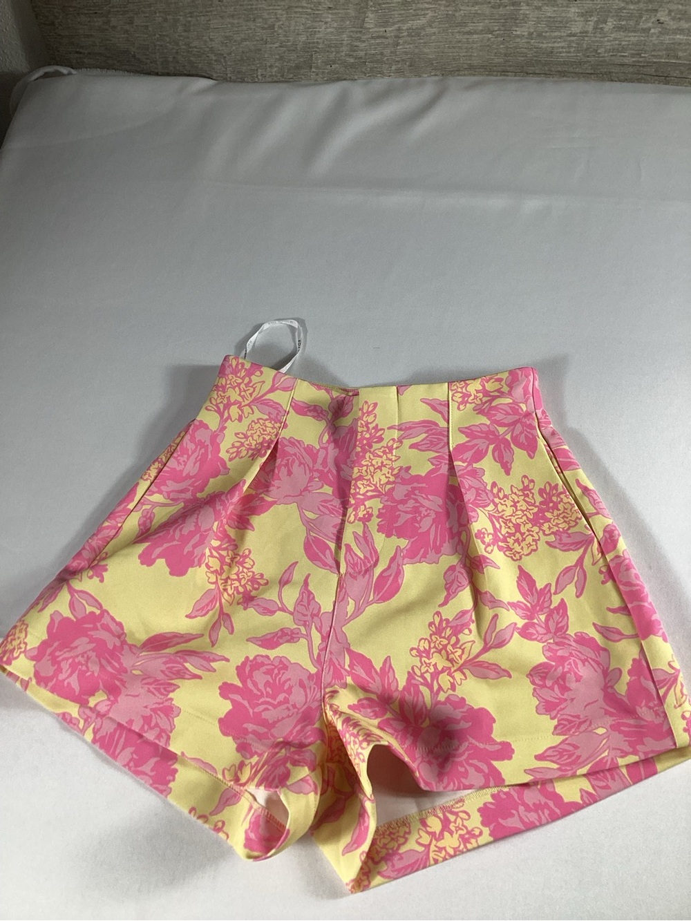 White Fox Women’s XS Pink Yellow Floral High Waisted Pleated Shorts pocket new